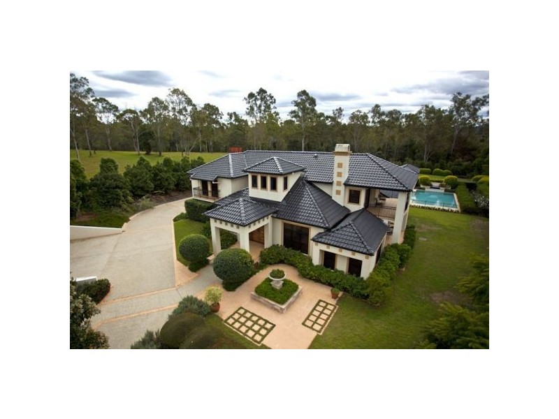 11 Country Place, Brookfield QLD 4069