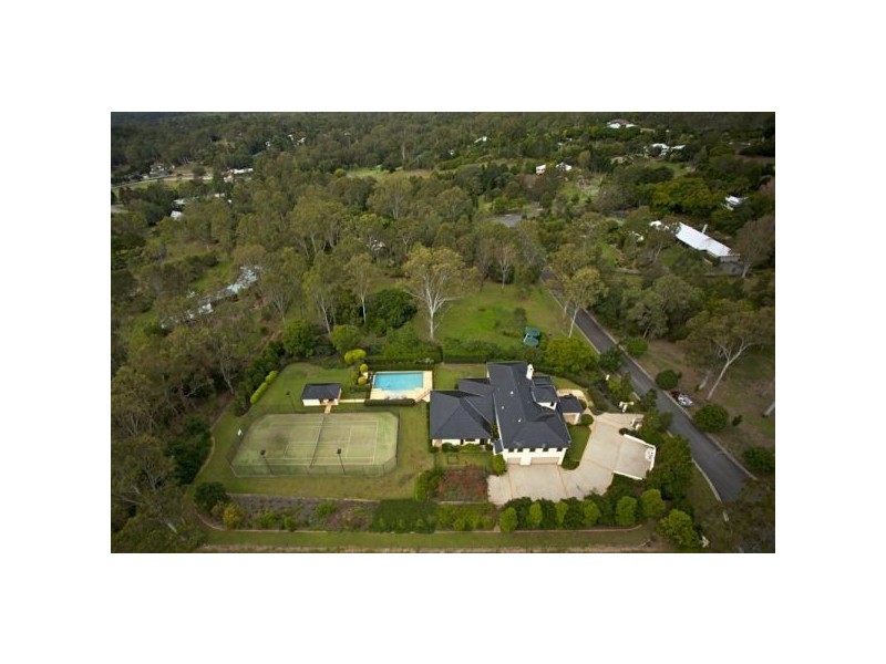 11 Country Place, Brookfield QLD 4069