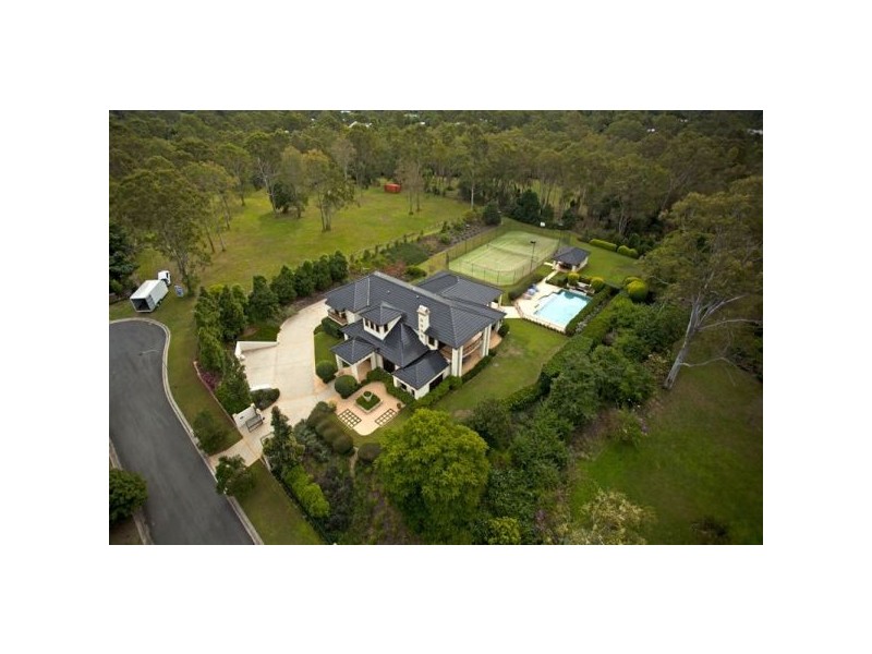 11 Country Place, Brookfield QLD 4069