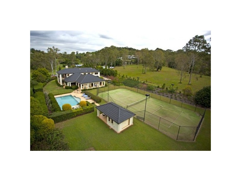 11 Country Place, Brookfield QLD 4069