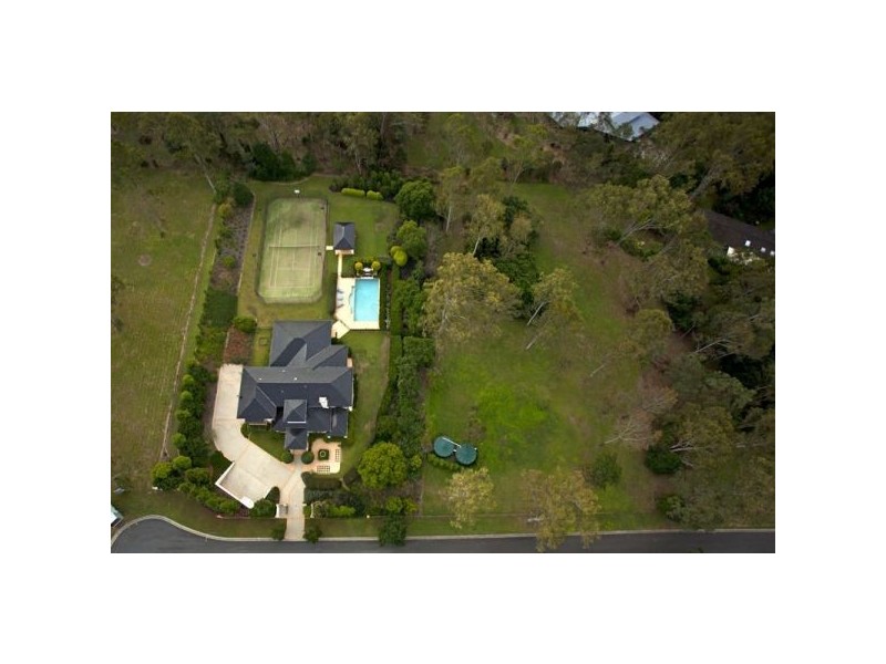 11 Country Place, Brookfield QLD 4069