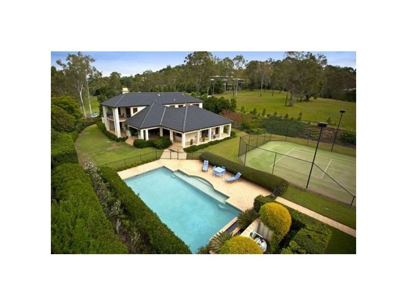 11 Country Place, Brookfield QLD 4069