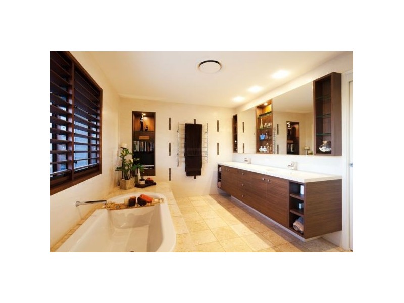 51 Brisbane Corso, Fairfield QLD 4103