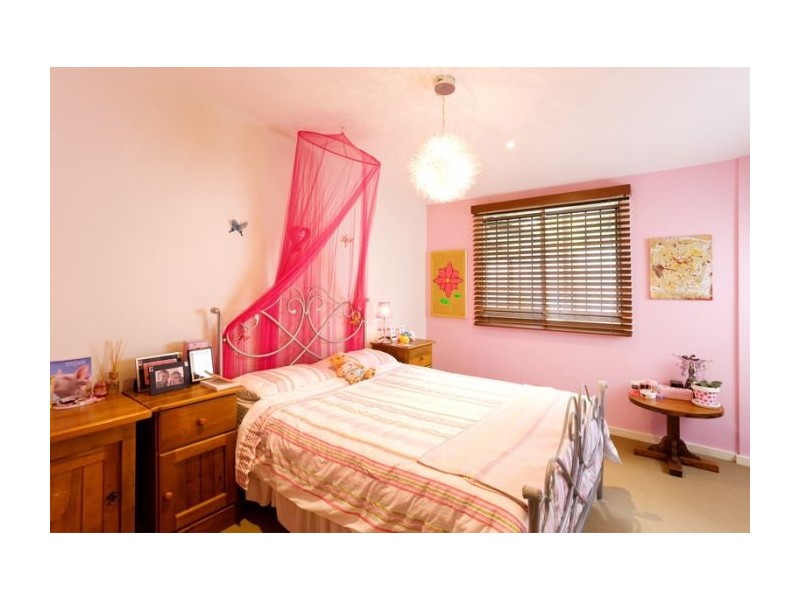 8 Long St West, Graceville QLD 4075