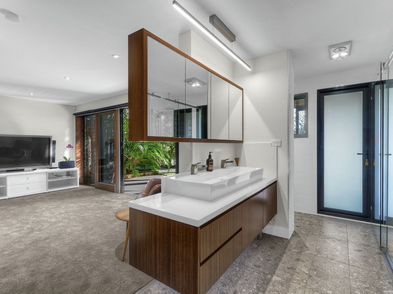 8 Long St West, Graceville QLD 4075