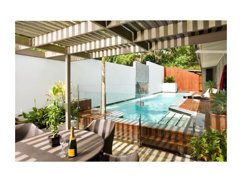 8 Long Street W, Graceville QLD 4075