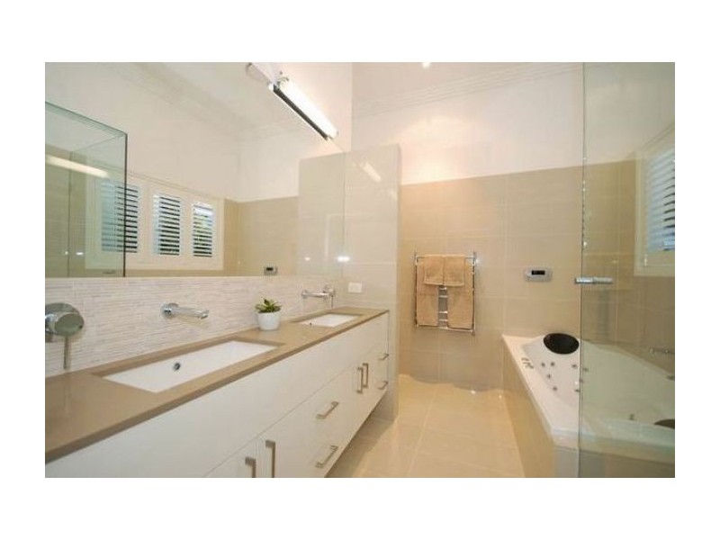 77 Barlow Street, Clayfield QLD 4011