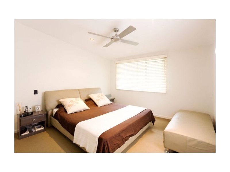 8 Long St West, Graceville QLD 4075