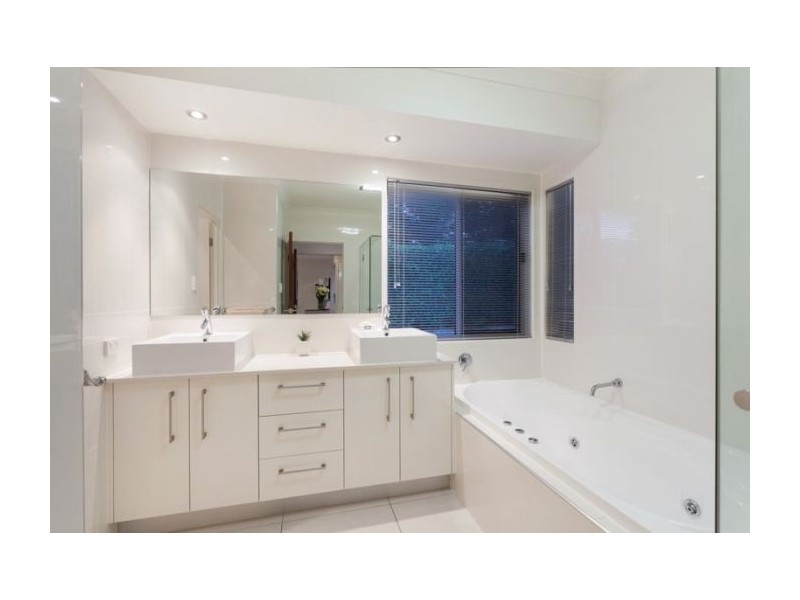 12 Barrygroves Court, Fig Tree Pocket QLD 4069