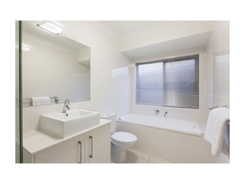 12 Barrygroves Court, Fig Tree Pocket QLD 4069