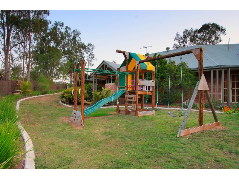 21 Moons Lane, Brookfield QLD 4069