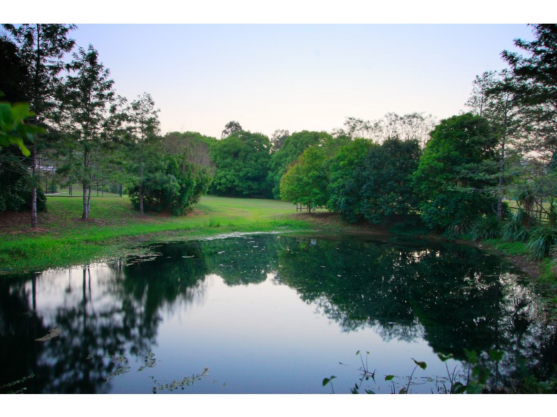 21 Moons Lane, Brookfield QLD 4069