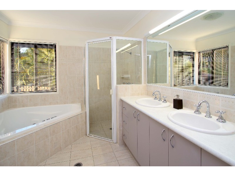 4 Amadeus Place, Westlake QLD 4074