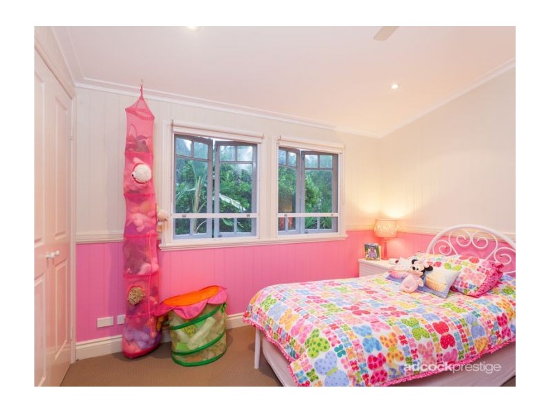 17 Orchard Terrace(Via Napier St), St Lucia QLD 4067