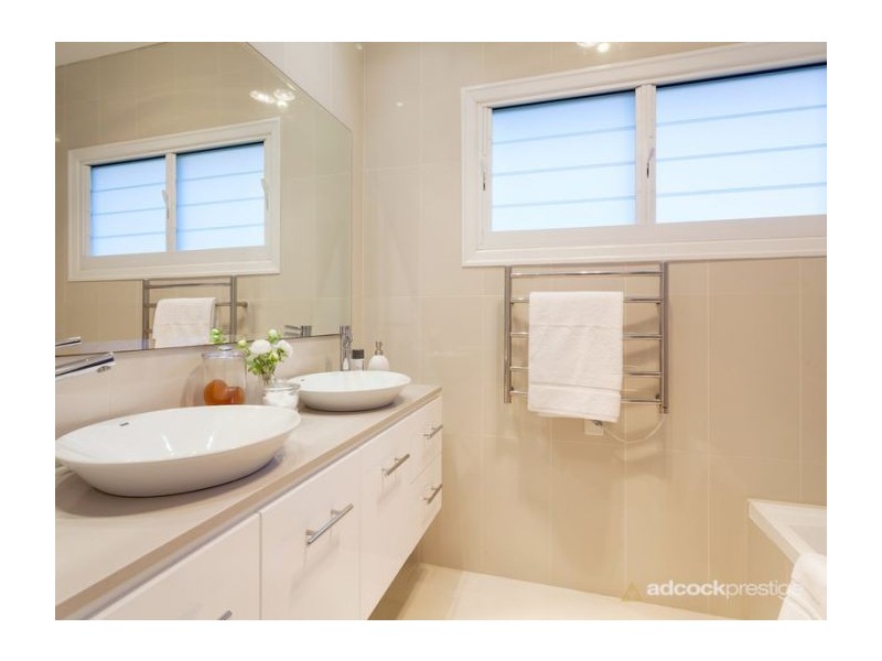 4 Raglan Street, St Lucia QLD 4067
