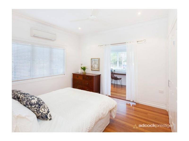 4 Raglan Street, St Lucia QLD 4067