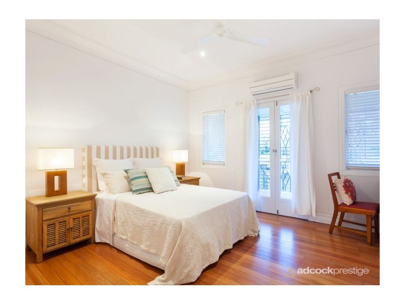 4 Raglan Street, St Lucia QLD 4067