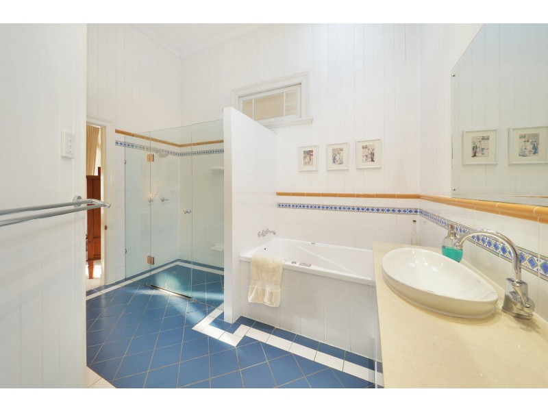 18 Kew Street, Indooroopilly QLD 4068