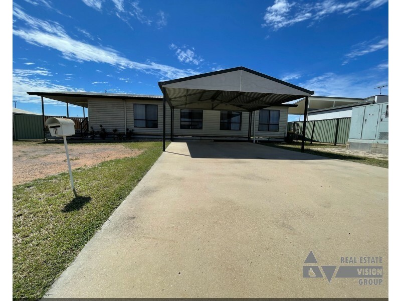 7 Pendula Cres, Blackwater QLD 4717