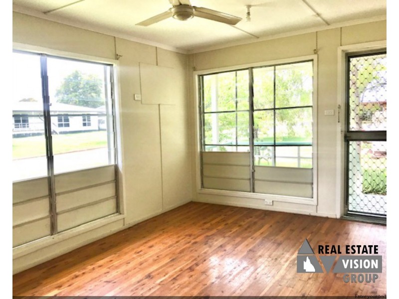28 Long St, Blackwater QLD 4717