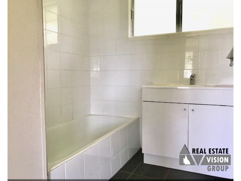 28 Long St, Blackwater QLD 4717