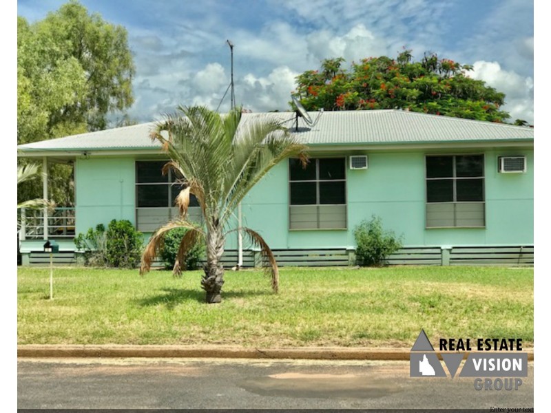 28 Long St, Blackwater QLD 4717
