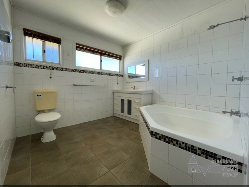 13 Stower St, Blackwater QLD 4717