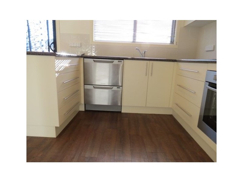 Unit 1/8 Pressler Rd, Emerald QLD 4720