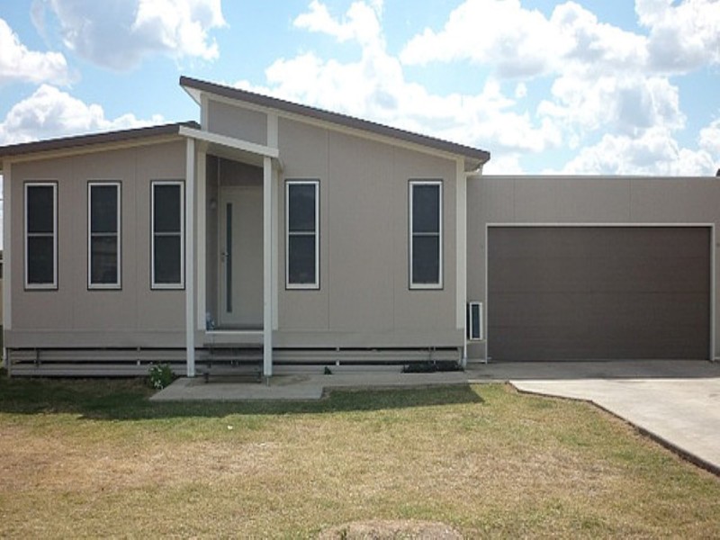 12 Hunter St, Blackwater QLD 4717