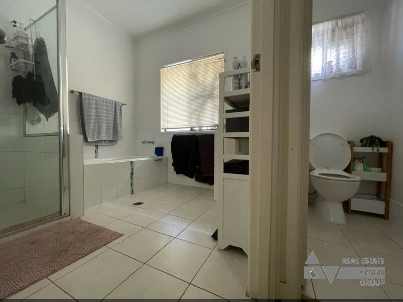 10 Macdonald Cres, Blackwater QLD 4717