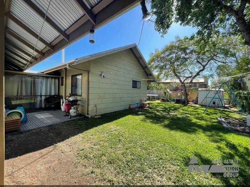 10 Macdonald Cres, Blackwater QLD 4717
