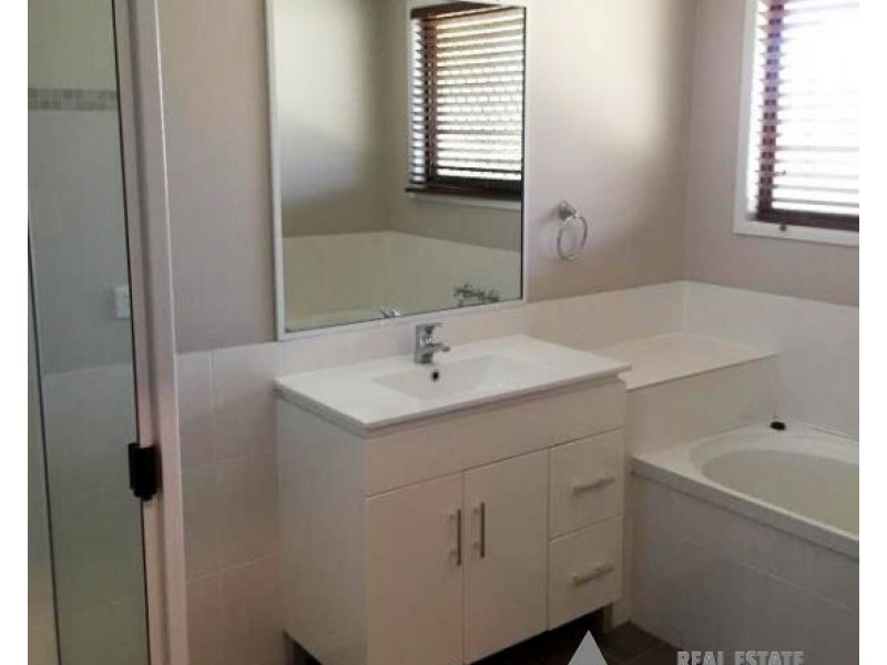Unit 1/56 Mayfair Dr, Emerald QLD 4720