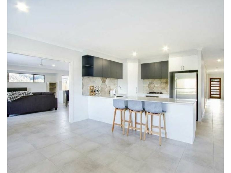 9 Parker Rd, Cannonvale QLD 4802