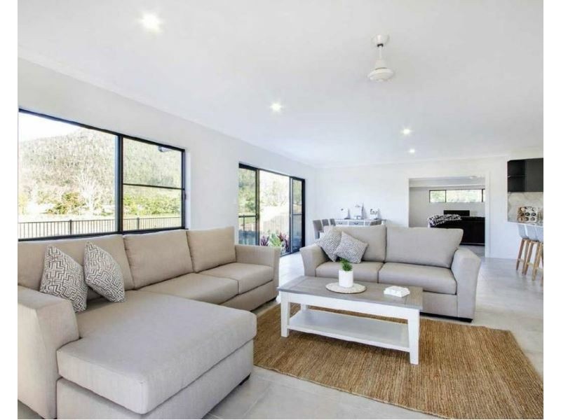9 Parker Rd, Cannonvale QLD 4802