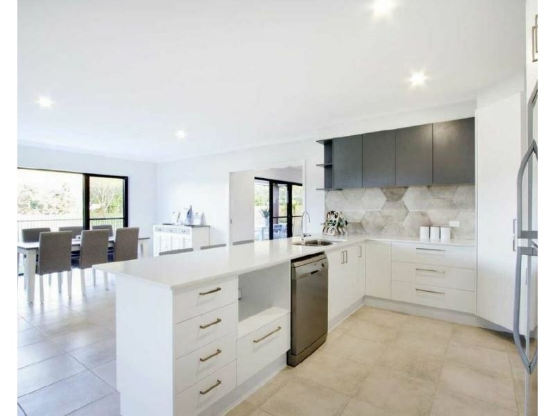9 Parker Rd, Cannonvale QLD 4802