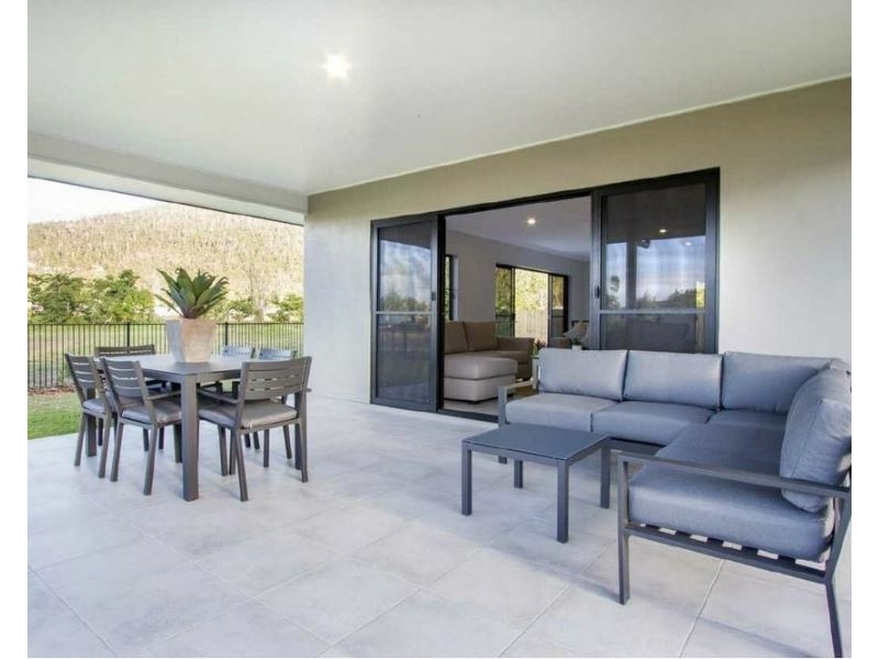 9 Parker Rd, Cannonvale QLD 4802