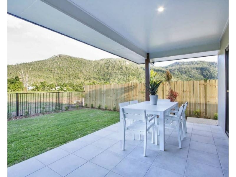 9 Parker Rd, Cannonvale QLD 4802
