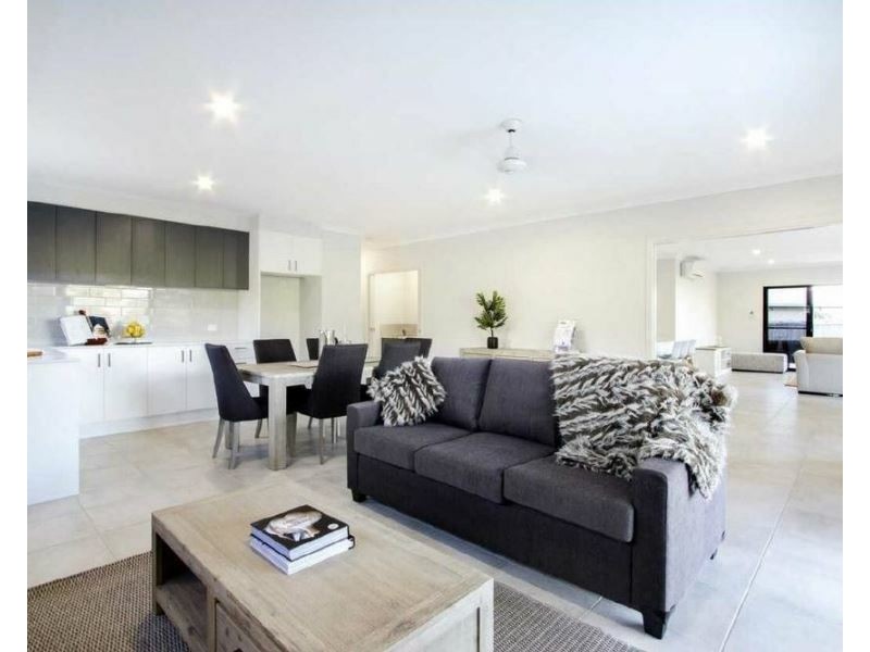 9 Parker Rd, Cannonvale QLD 4802