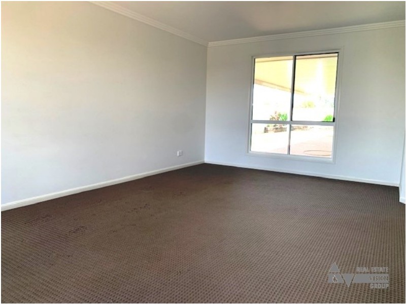 67 Canterbury Rd, Emerald QLD 4720