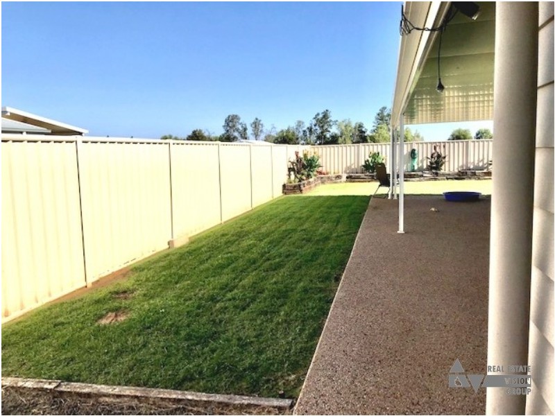 67 Canterbury Rd, Emerald QLD 4720