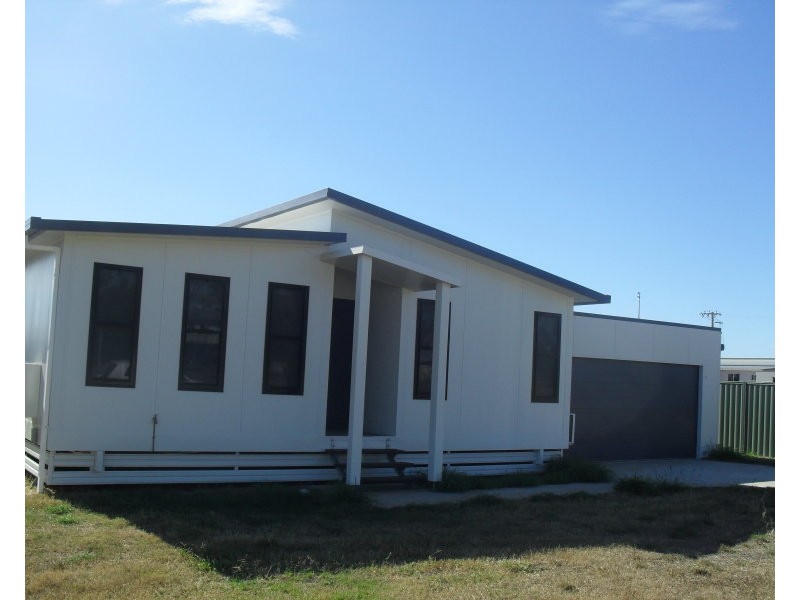 18 Hunter Street, Blackwater QLD 4717