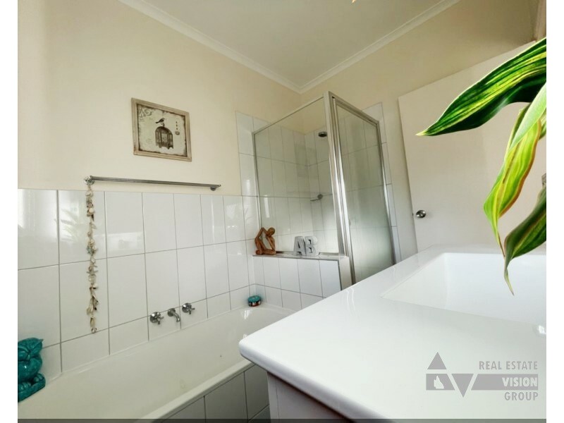 60 Macdonald Cres, Blackwater QLD 4717