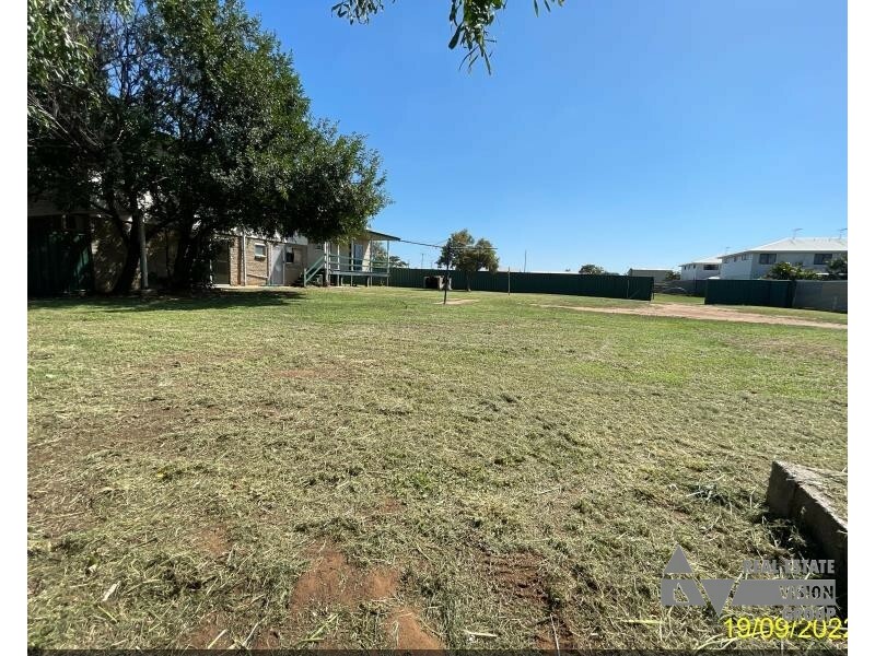 42 Doon St, Blackwater QLD 4717