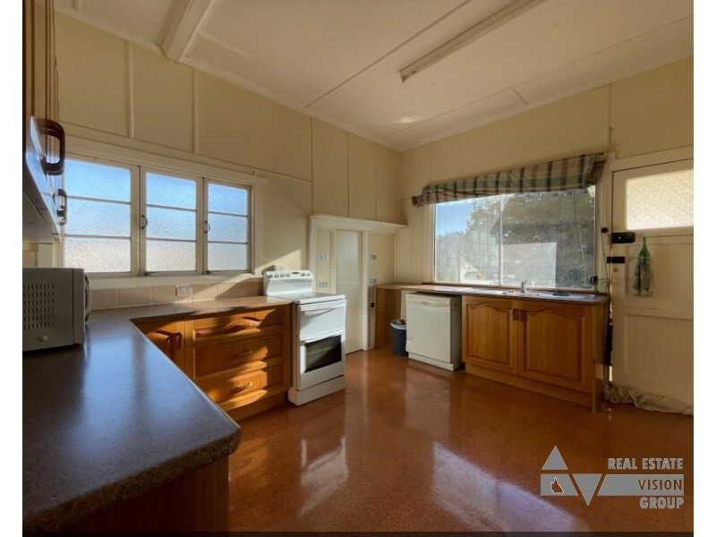 10 Pandanus St, Blackwater QLD 4717