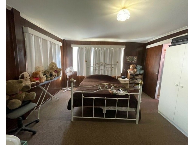 91 River Rd, Sapphire QLD 4702