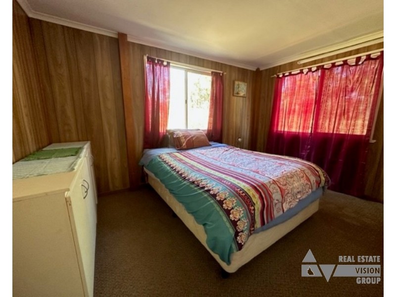 91 River Rd, Sapphire QLD 4702