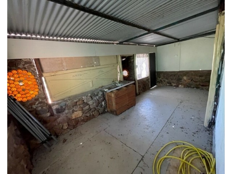 16 Hills End Ave, Rubyvale QLD 4702