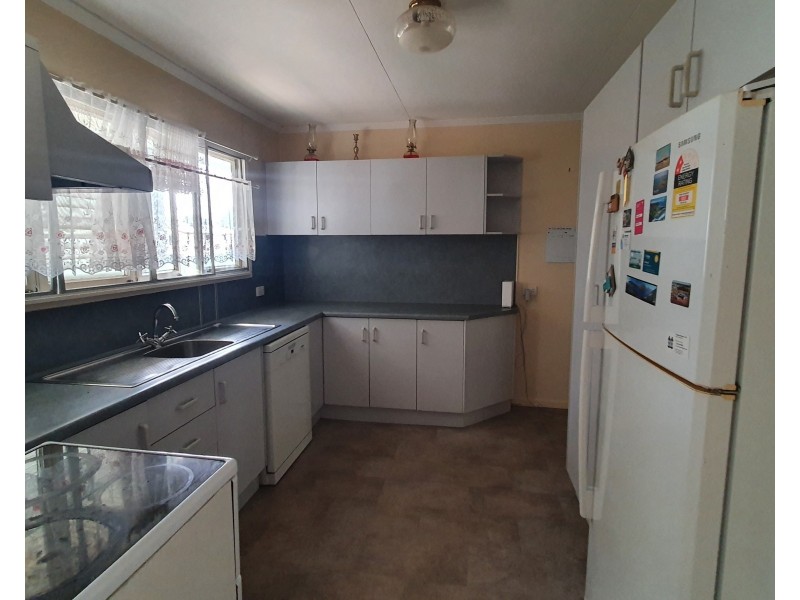 10 Zircon Ave, Emerald QLD 4720
