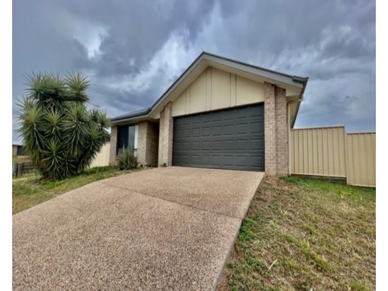 16 Scenic Dr, Emerald QLD 4720