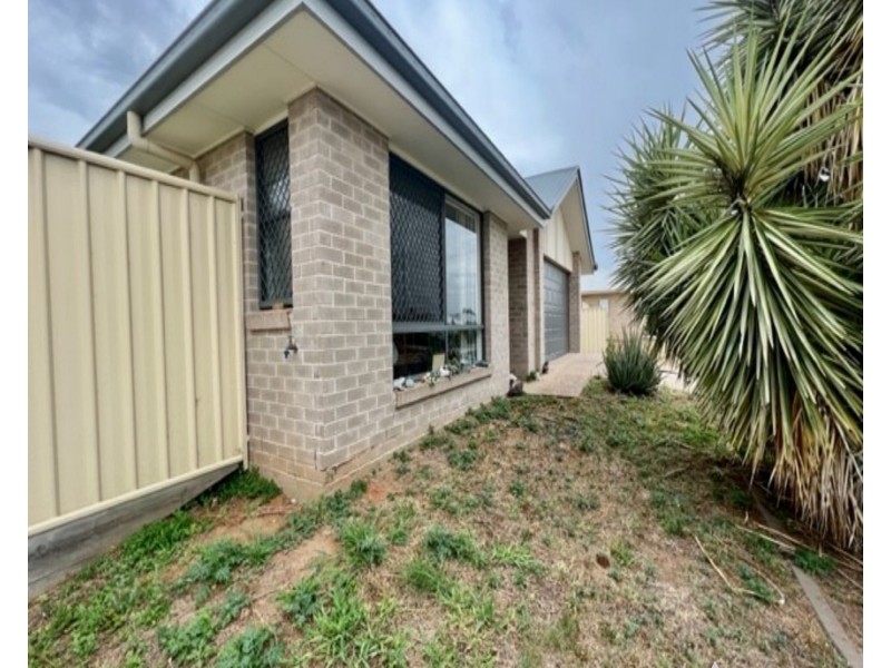 16 Scenic Dr, Emerald QLD 4720